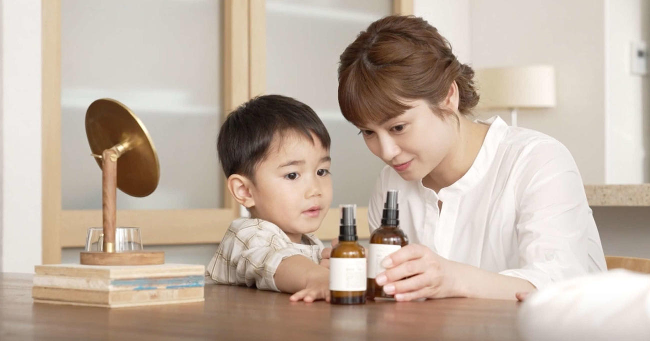 「N organic」が9日から公開するウェブCMで長男バンビーノくんと3年ぶりに母子共演した平愛梨