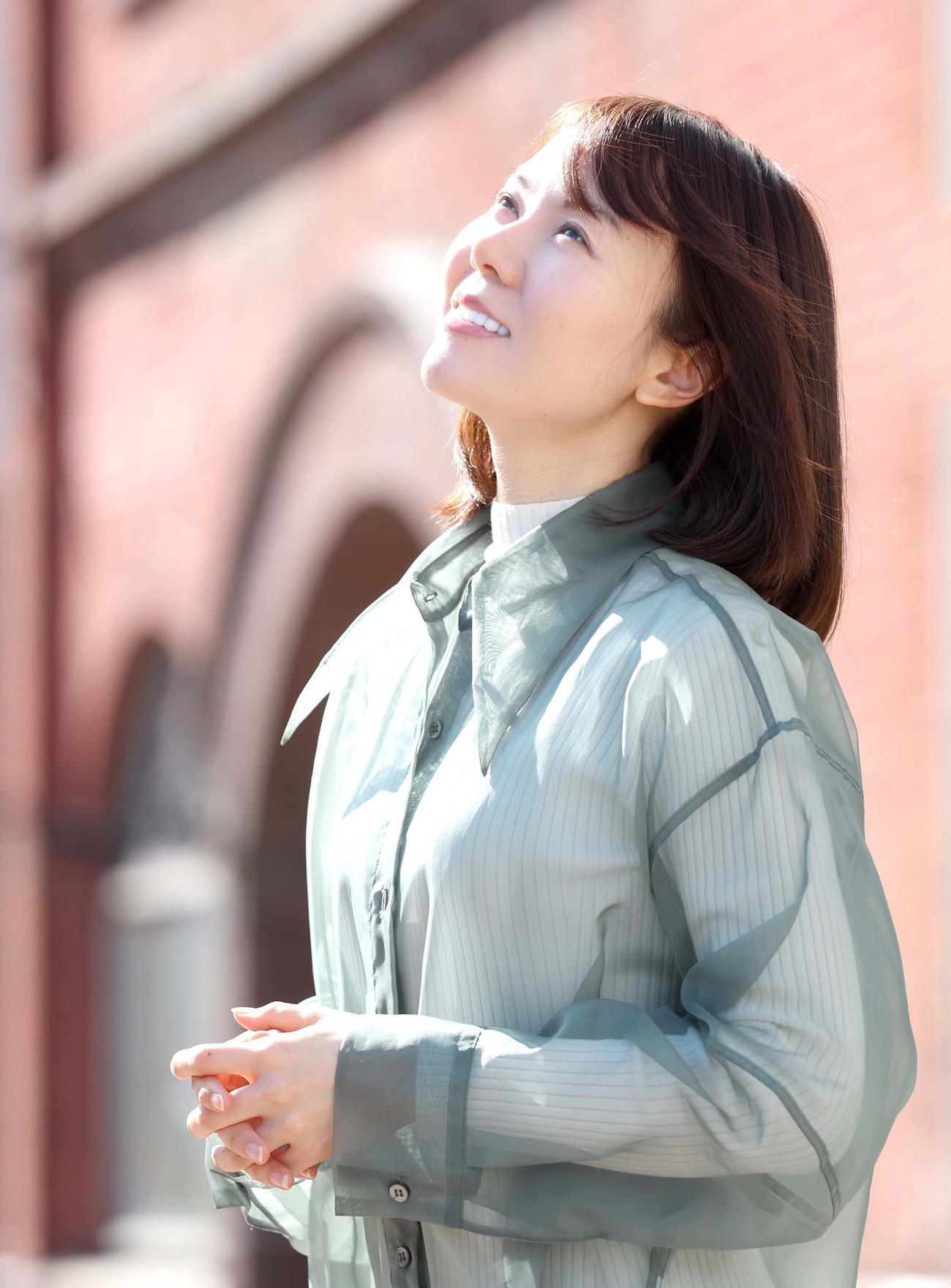 デビュー5周年を迎え故郷、札幌の空を見上げる半崎美子（撮影・黒川智章）