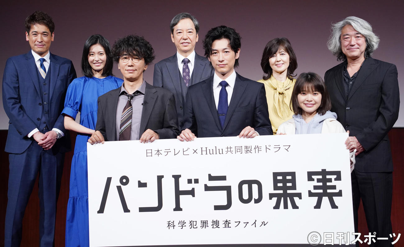 ドラマ「パンドラの果実～科学犯罪捜査ファイル～」記者会見の登壇者。前列左からユースケ・サンタマリア、ディーン・フジオカ、岸井ゆきの。後列左から佐藤隆太、本仮屋ユイカ、板尾創路、石野真子、羽住英一郎監督（撮影・佐藤勝亮）