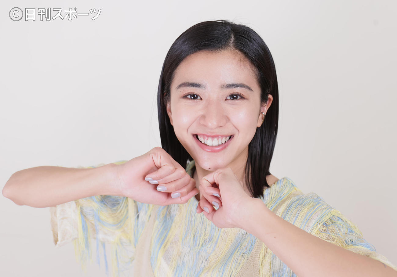 NHK連続ドラマ小説「ちむどんどん」のヒロインを務めるなど大活躍中の黒島結菜さん。カメラマンの注文にも、自然な笑顔で応えてくれた（撮影・野上伸悟）