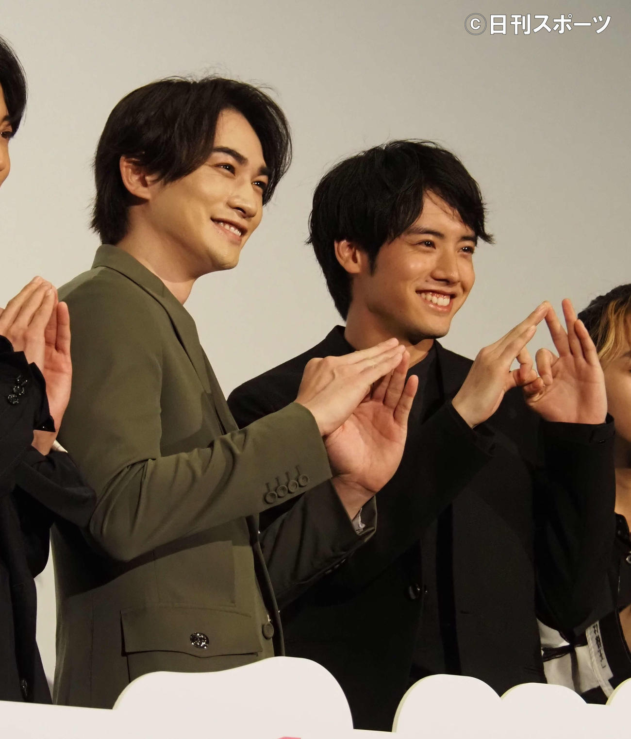 「チェリまほ」ポーズを取る町田啓太（左）と赤楚衛二（撮影・遠藤尚子）