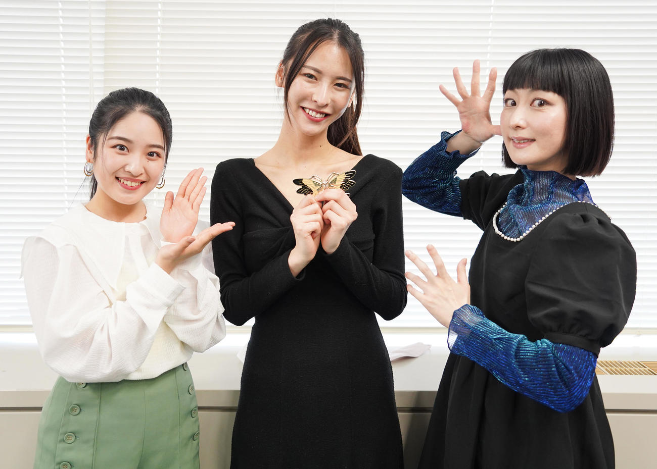 「暗号少女～瀬名奈月の事件簿～＃2」囲み取材に出席した左から佐竹桃華、奈月セナ、鳥居みゆき（撮影・佐藤勝亮）