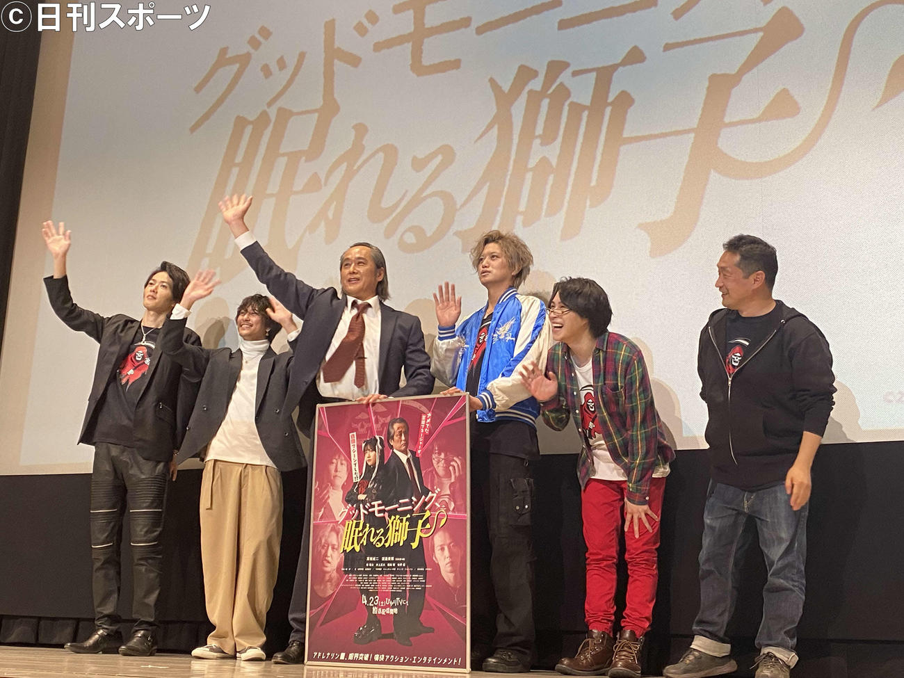オリジナルドラマ「グッドモーニング、眠れる獅子」完成披露イベントで手を振る、左から椿隆之、佐野岳、高岩成二、井上正大、西銘駿、坂本浩一監督（撮影・加藤理沙）