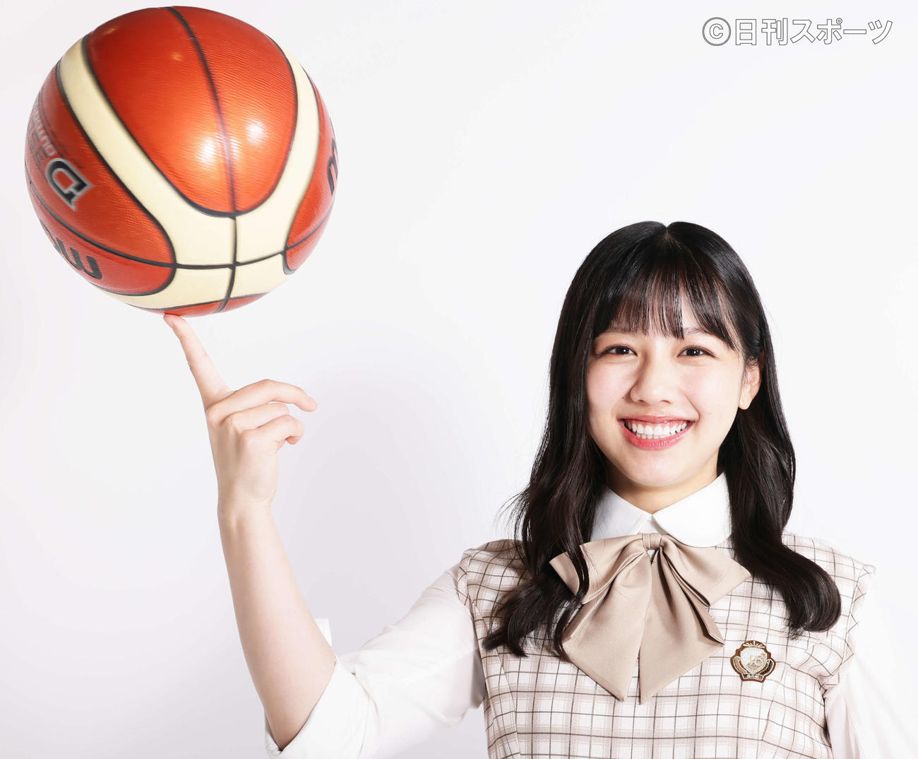 指先でバスケットボールを持つ日向坂46渡邉美穂＝2021年7月