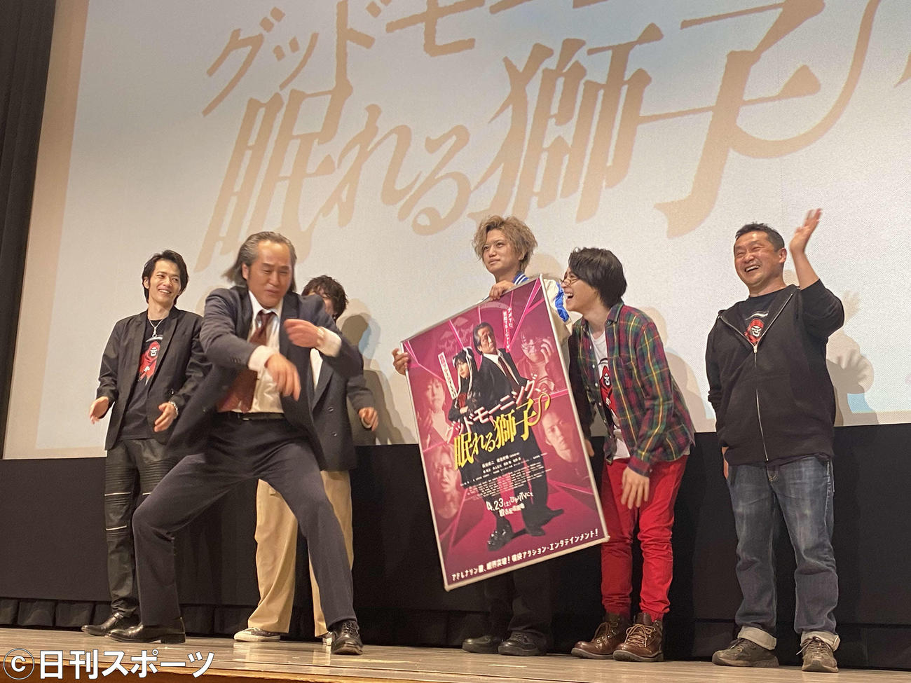 オリジナルドラマ「グッドモーニング、眠れる獅子」完成披露イベントでヲタ芸を披露する高岩成二（左から2人目）（撮影・加藤理沙）