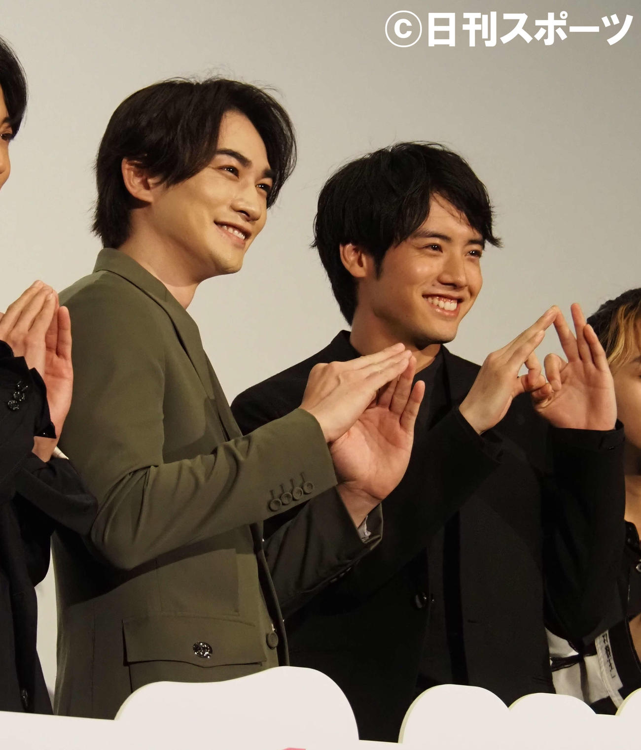 「チェリまほ」ポーズを取る町田啓太（左）と赤楚衛二（撮影・遠藤尚子）