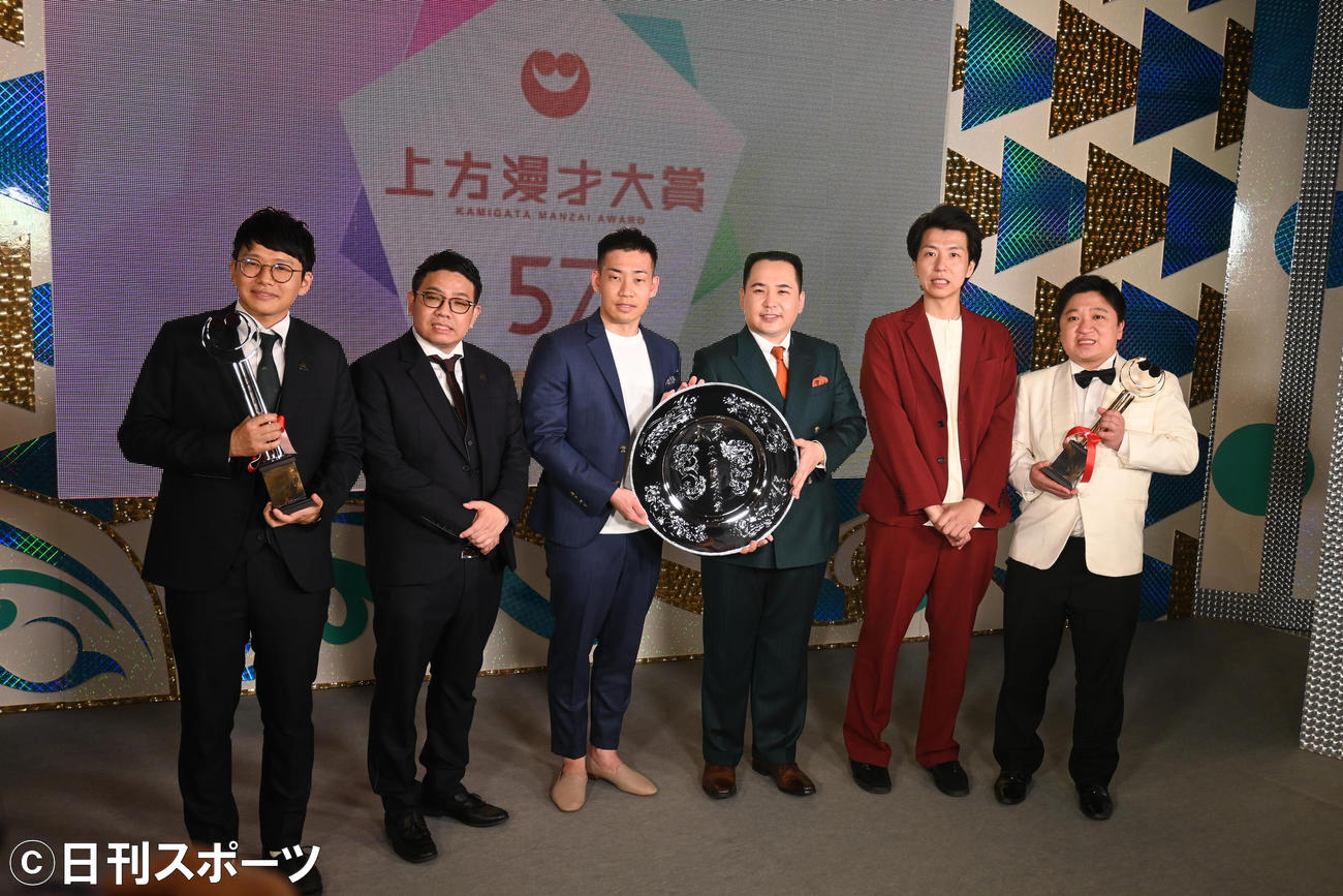 左から上方漫才大賞奨励賞のミキの亜生、昴生、大賞のミルクボーイ駒場孝、内海崇、新人賞のニッポンの社長の辻、ケツ（撮影・松浦隆司）