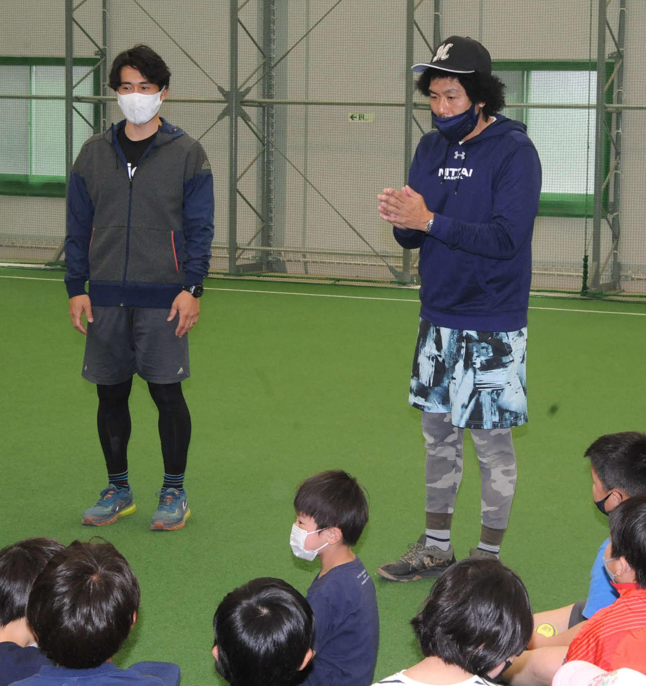 野球教室「Yoshimoto Enjoy Baseball in Koshigaya」で子どもたちに話をするトータルテンボスの藤田憲右（右）と片岡保幸氏（撮影・松尾幸之介）