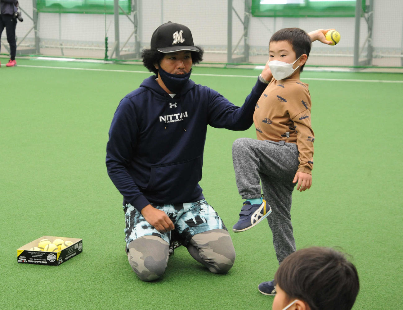 投げ方を指導するトータルテンボスの藤田憲右（撮影・松尾幸之介）