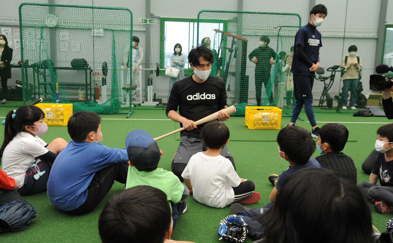 野球教室「Yoshimoto Enjoy Baseball inKoshigaya」で子どもたちを指導する片岡保幸氏（中央）（撮影・松尾幸之介）