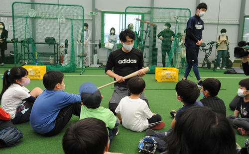 片岡保幸氏「さすが西武ライオンズ～！」子ども向け野球教室で打撃指導