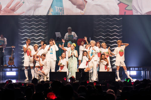 ライブを行ったEXITとゲスト出演したMISIA（中央）（C）SANTIN AKI