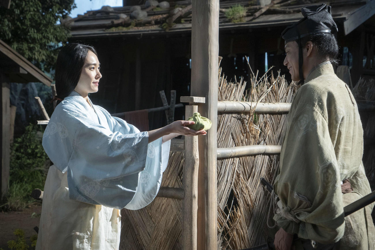新垣結衣演じる八重（左）と小栗旬演じる北条義時