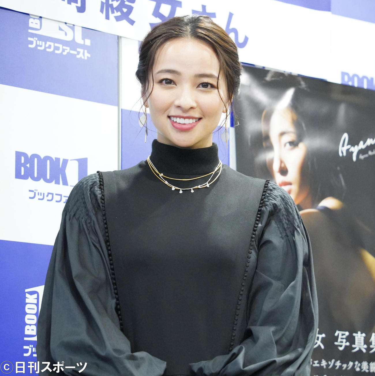 写真集「Ayame」の発売会見を行った、水崎綾女（撮影・佐藤勝亮）