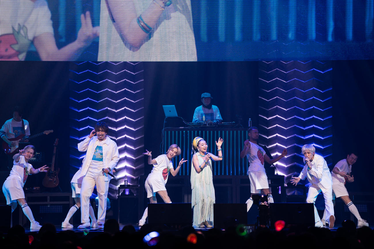 ライブを行ったEXITとゲスト出演したMISIA（中央）（C）SANTIN AKI