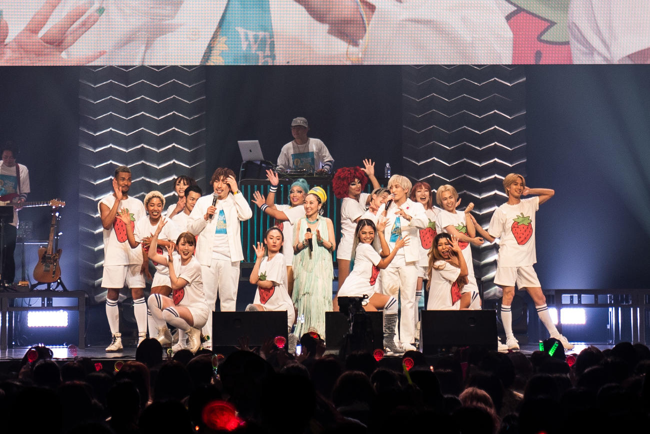 ライブを行ったEXITとゲスト出演したMISIA（中央）（C）SANTIN AKI