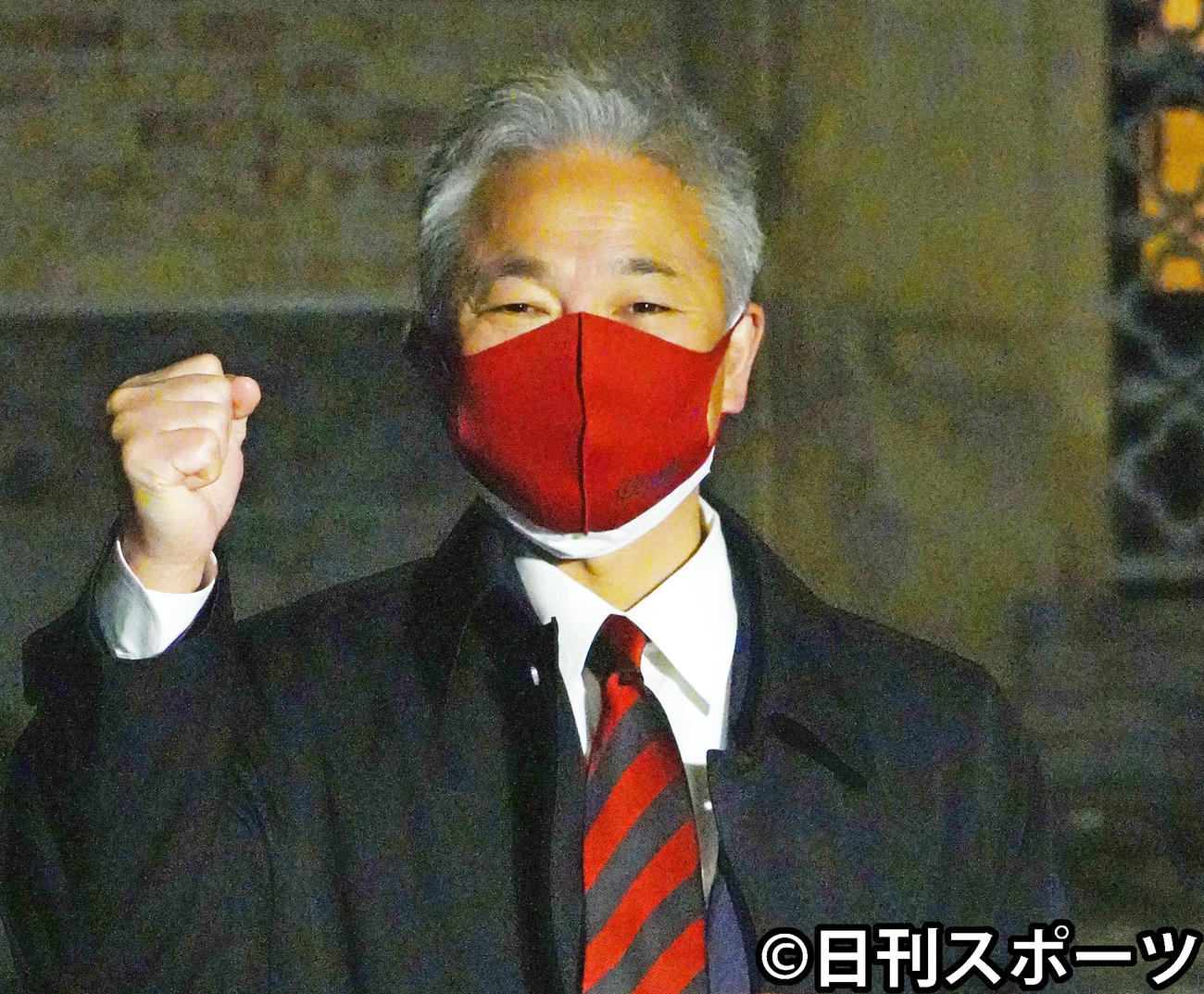 早大大学院のスポーツ科学研究科に入学した恵俊彰はガッツポーズ（2022年4月1日撮影）