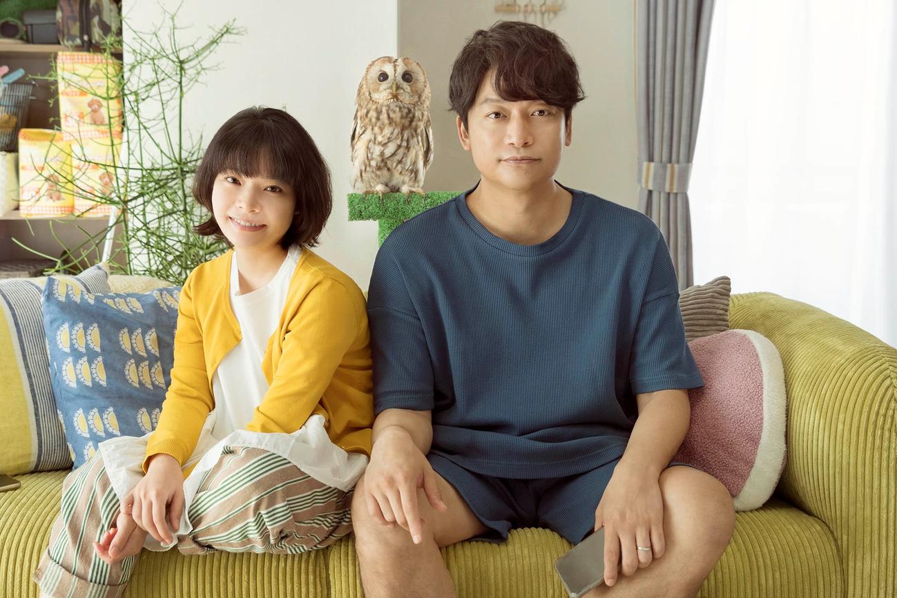 映画「犬も食わねどチャーリーは笑う」で夫婦を演じる香取慎吾（右）岸井ゆきの