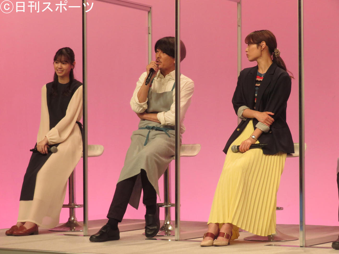 ドラマ「恋なんて、本気でやってどうするの？」（月曜午後10時）の制作発表会見に出席したキャスト。左から西野七瀬、藤木直人、広瀬アリス（撮影・横山慧）