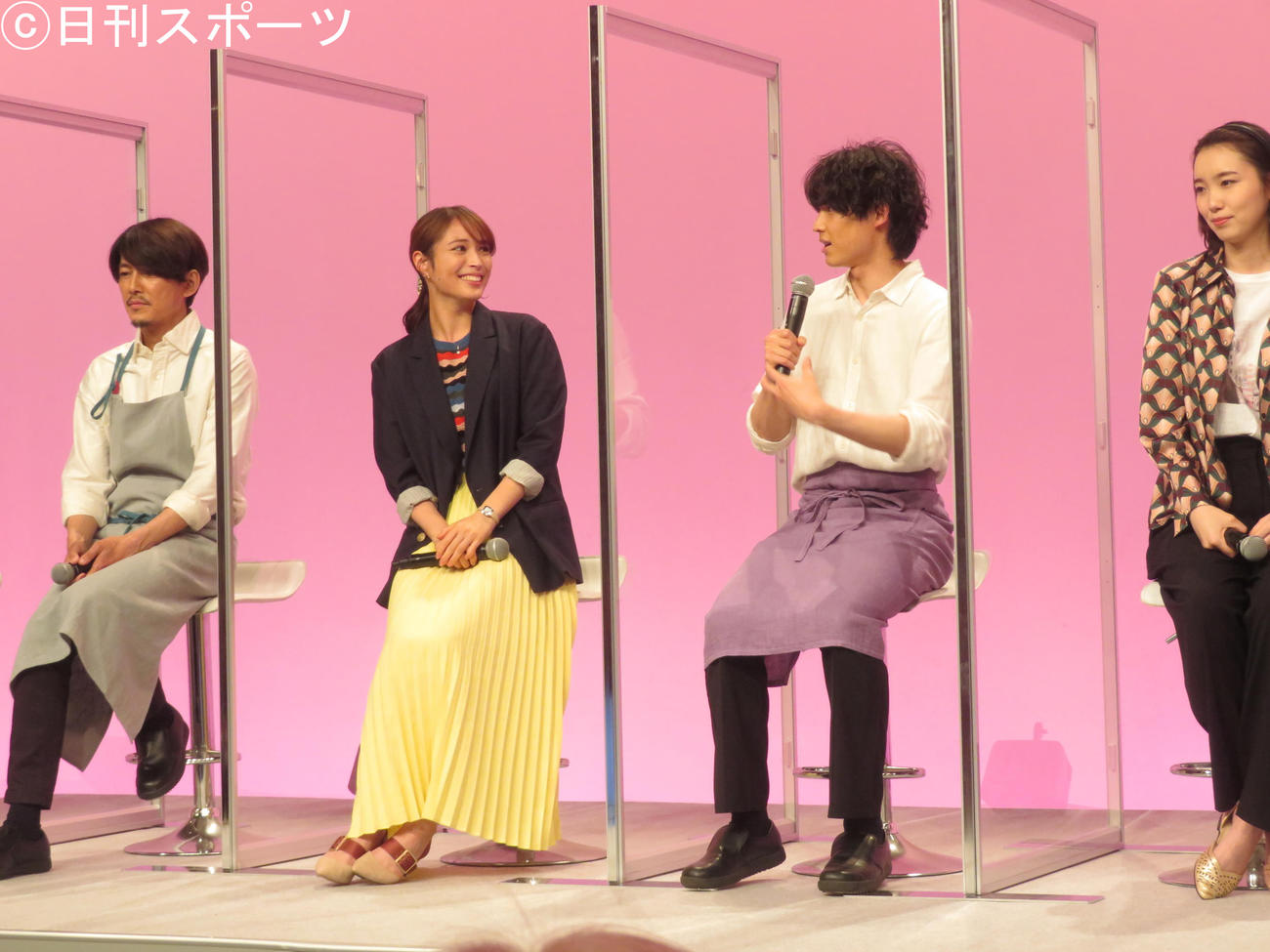 ドラマ「恋なんて、本気でやってどうするの？」（月曜午後10時）の制作発表会見に出席したキャスト。左から藤木直人、広瀬アリス、松村北斗、飯豊まりえ（撮影・横山慧）