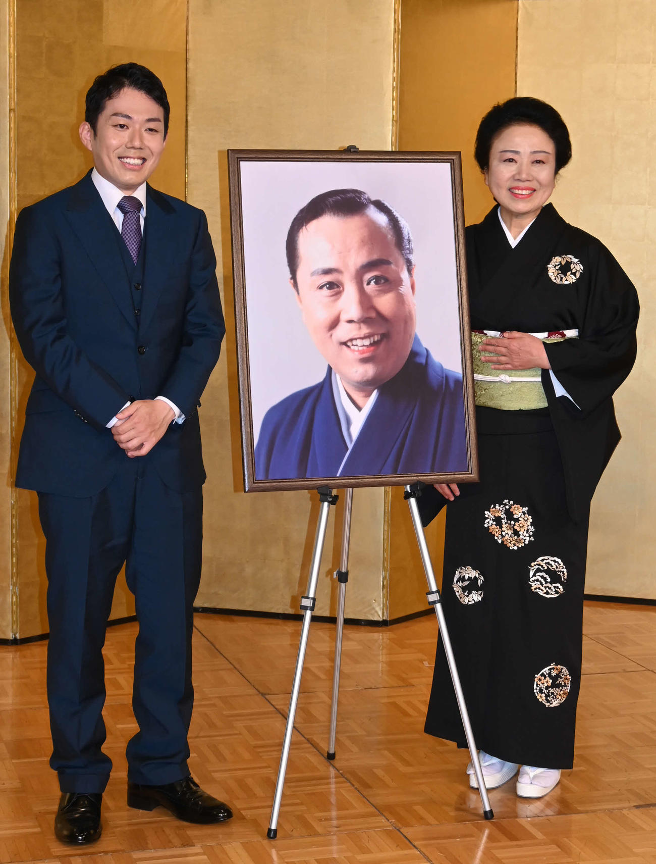 故藤山寛美さんの「三十三回忌追善　喜劇特別公演」の製作発表に出席した藤山扇治郎（左）、藤山直美（撮影・松浦隆司）