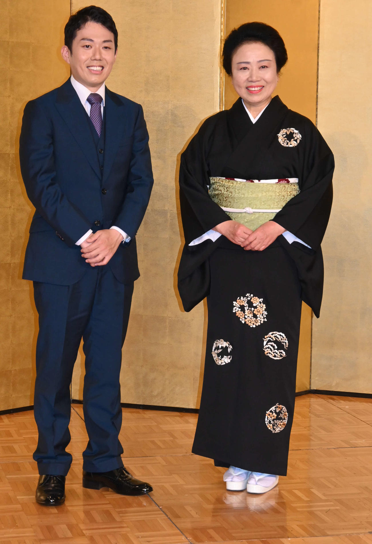 故藤山寛美さんの「三十三回忌追善　喜劇特別公演」の製作発表に出席した藤山扇治郎（左）、藤山直美（撮影・松浦隆司）
