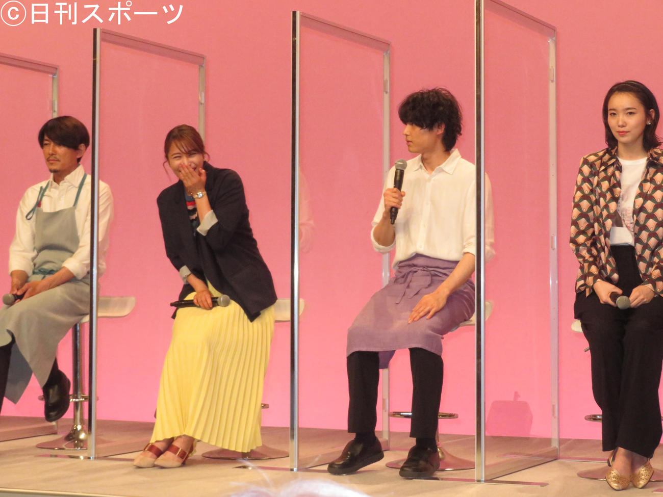 ドラマ「恋なんて、本気でやってどうするの？」（月曜午後10時）の制作発表会見に出席したキャスト。左から藤木直人、広瀬アリス、松村北斗、飯豊まりえ（撮影・横山慧）