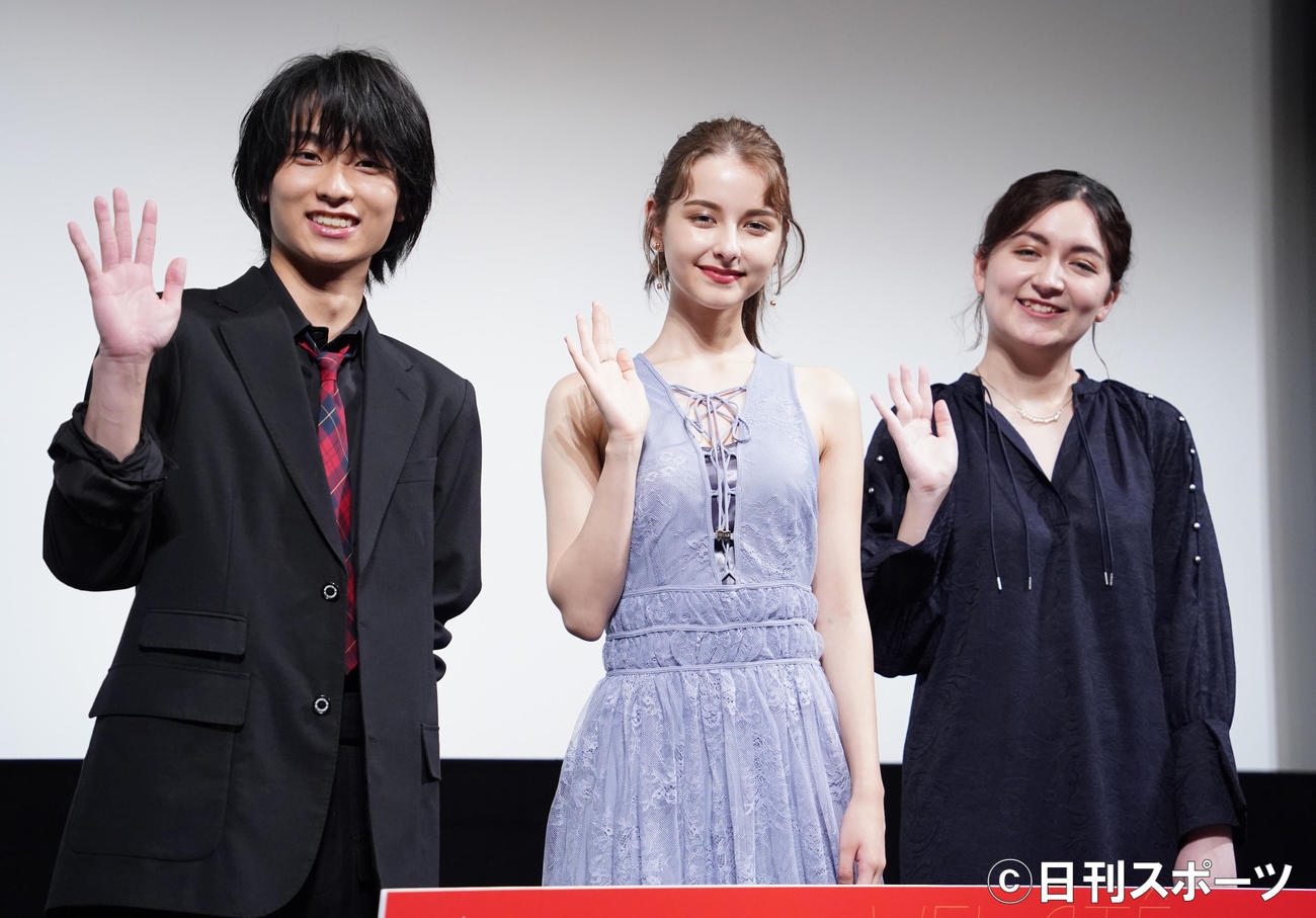 映画「マイスモールランド」の完成披露試写会に登壇した、左から奥平大兼、嵐莉菜、川和田恵真監督（撮影・佐藤勝亮）