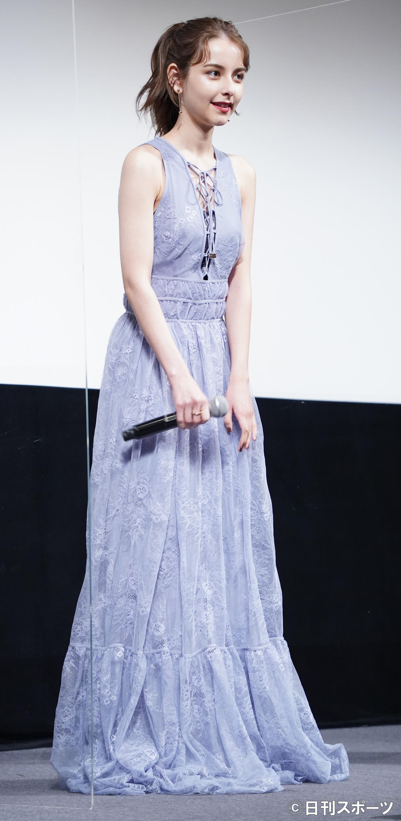 映画「マイスモールランド」の完成披露試写会に登壇した、嵐莉菜（撮影・佐藤勝亮）
