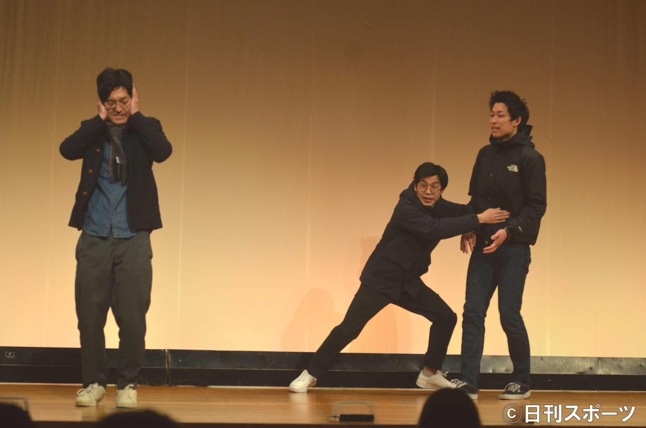 月笑で熱演する青色1号。左から仮屋想、榎本淳、上村典弘（撮影・吉池彰）