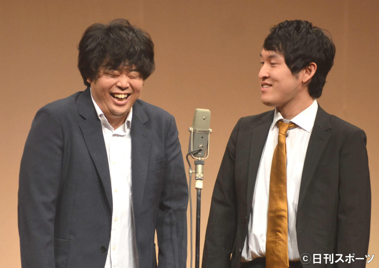 復活した月笑を満喫する宮下草薙。左から草薙航基、宮下兼史鷹（撮影・吉池彰）