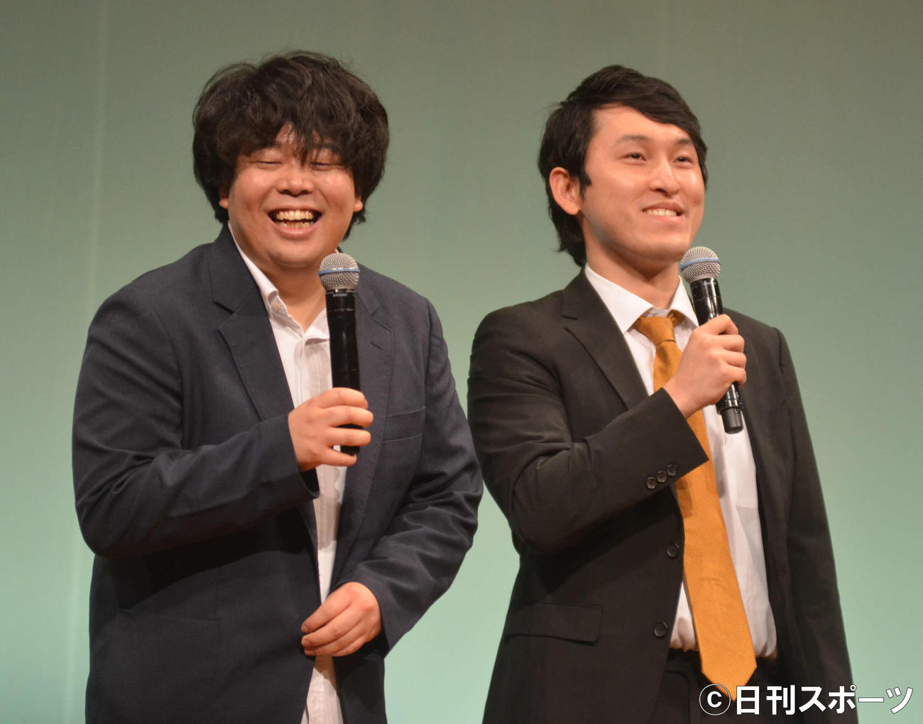 タイムマシーン3号から突っ込まれても笑顔の宮下草薙。左から草薙航基、宮下兼史鷹（撮影・吉池彰）
