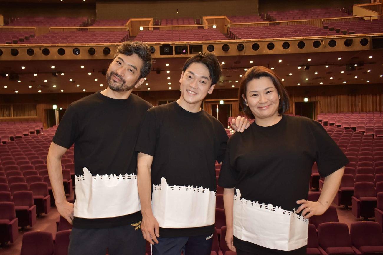 舞台「千と千尋の神隠し」に出演する、左から松之木天辺、おばたのお兄さん、武者真由