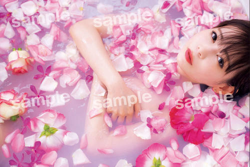 中川翔子写真集「ミラクルミライ」に封入される特典ポストカードの1種類、表紙とは別カットのお風呂ショット