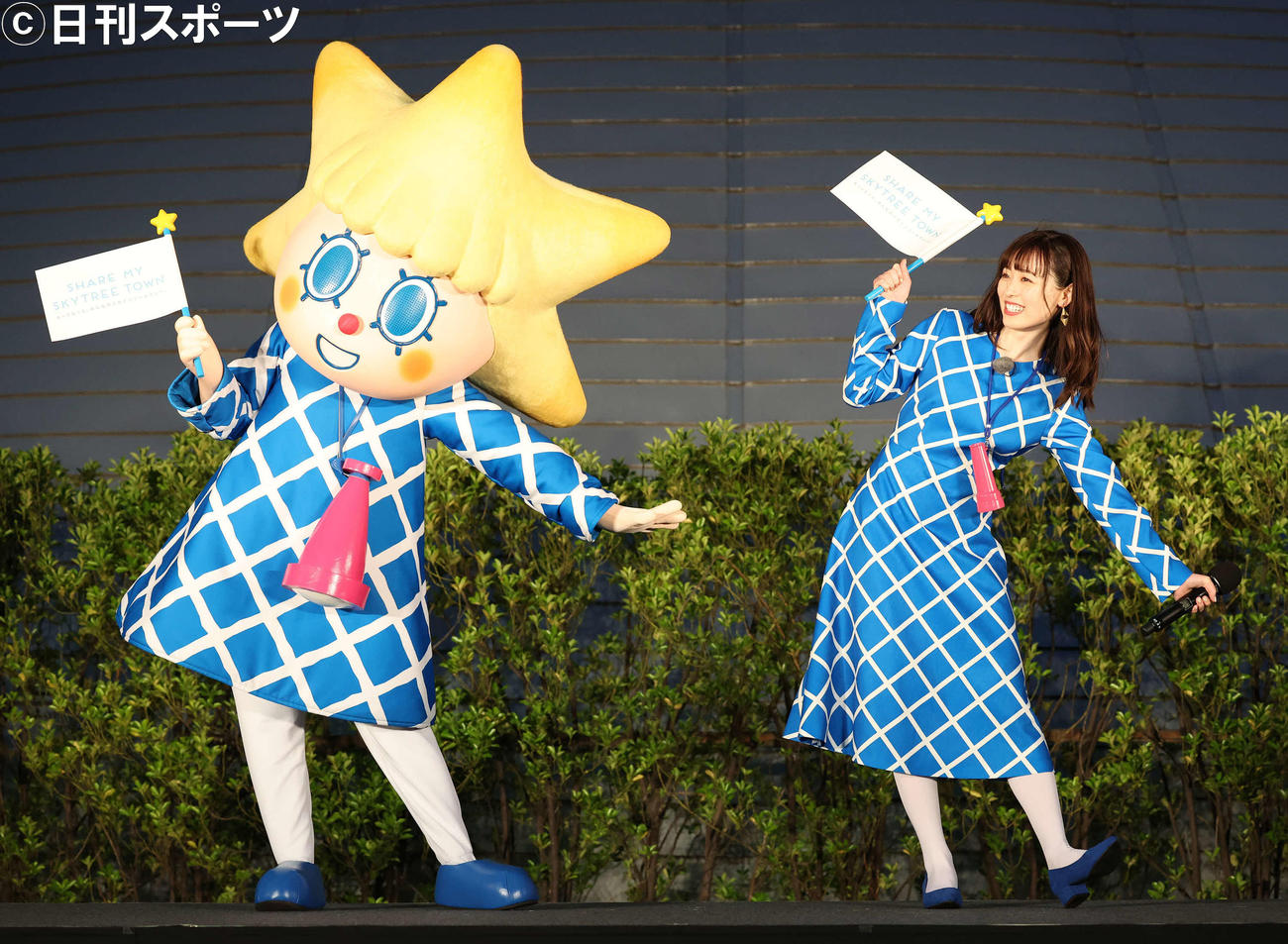東京スカイツリーアンバサダーに就任した福原遥（右）と公式キャラクターのソラカラちゃん（撮影・丹羽敏通）