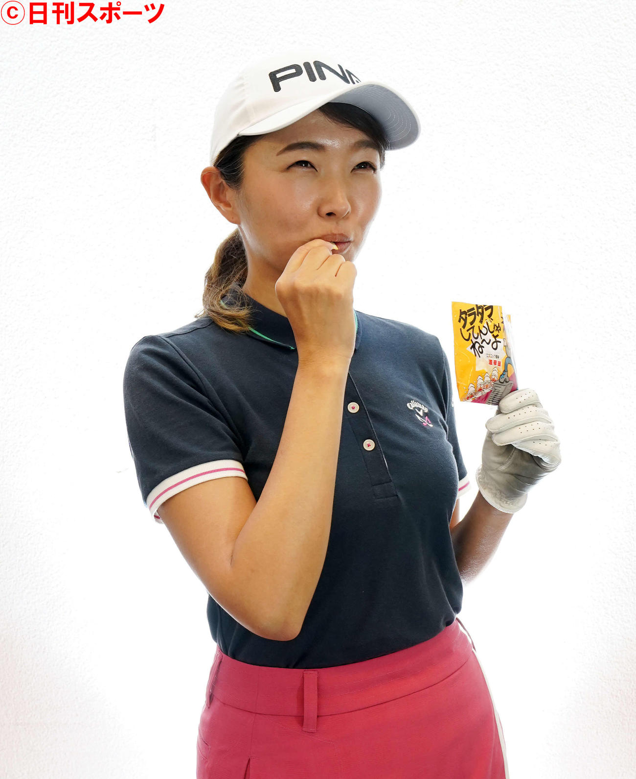 女子ゴルフ渋野日向子のものまねをする東塚菜実子（2020年8月撮影）