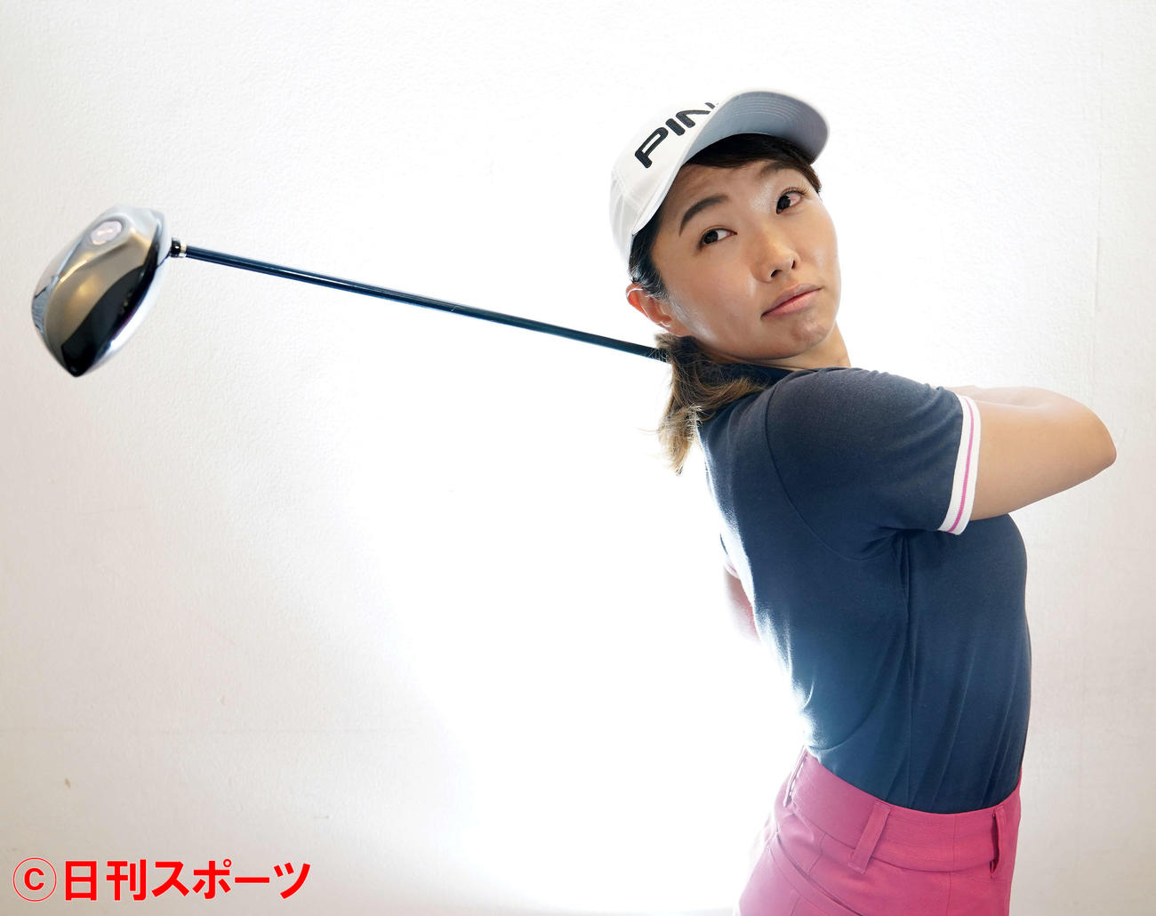 女子ゴルフ渋野日向子のものまねをする東塚菜実子（2020年8月撮影）