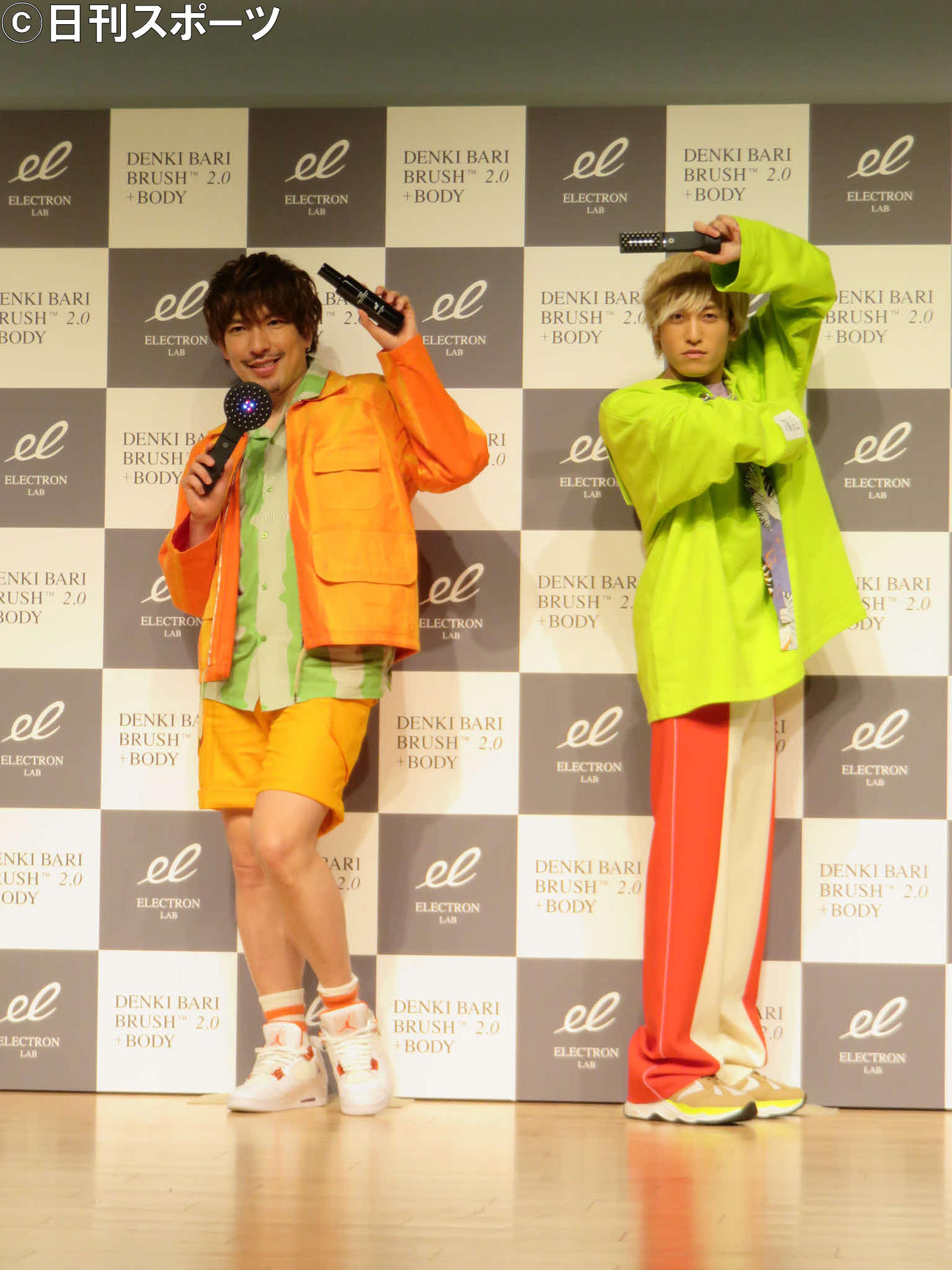 「デンキバリブラシ2・0＋ボディ」の1日PR大使に就任したEXITのりんたろー。（左）と兼近大樹