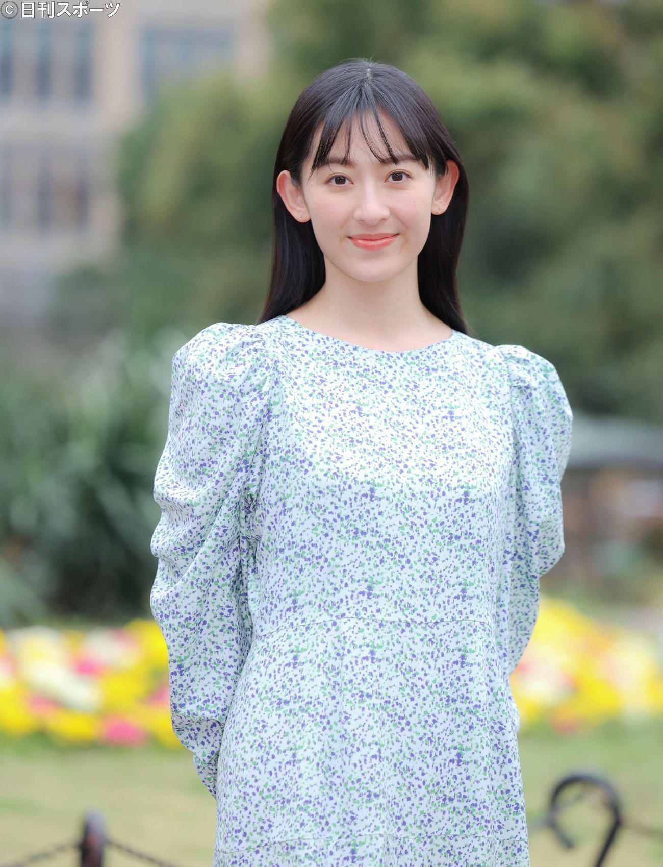 笑顔で写真に納まる水嶋凜（撮影・河田真司）