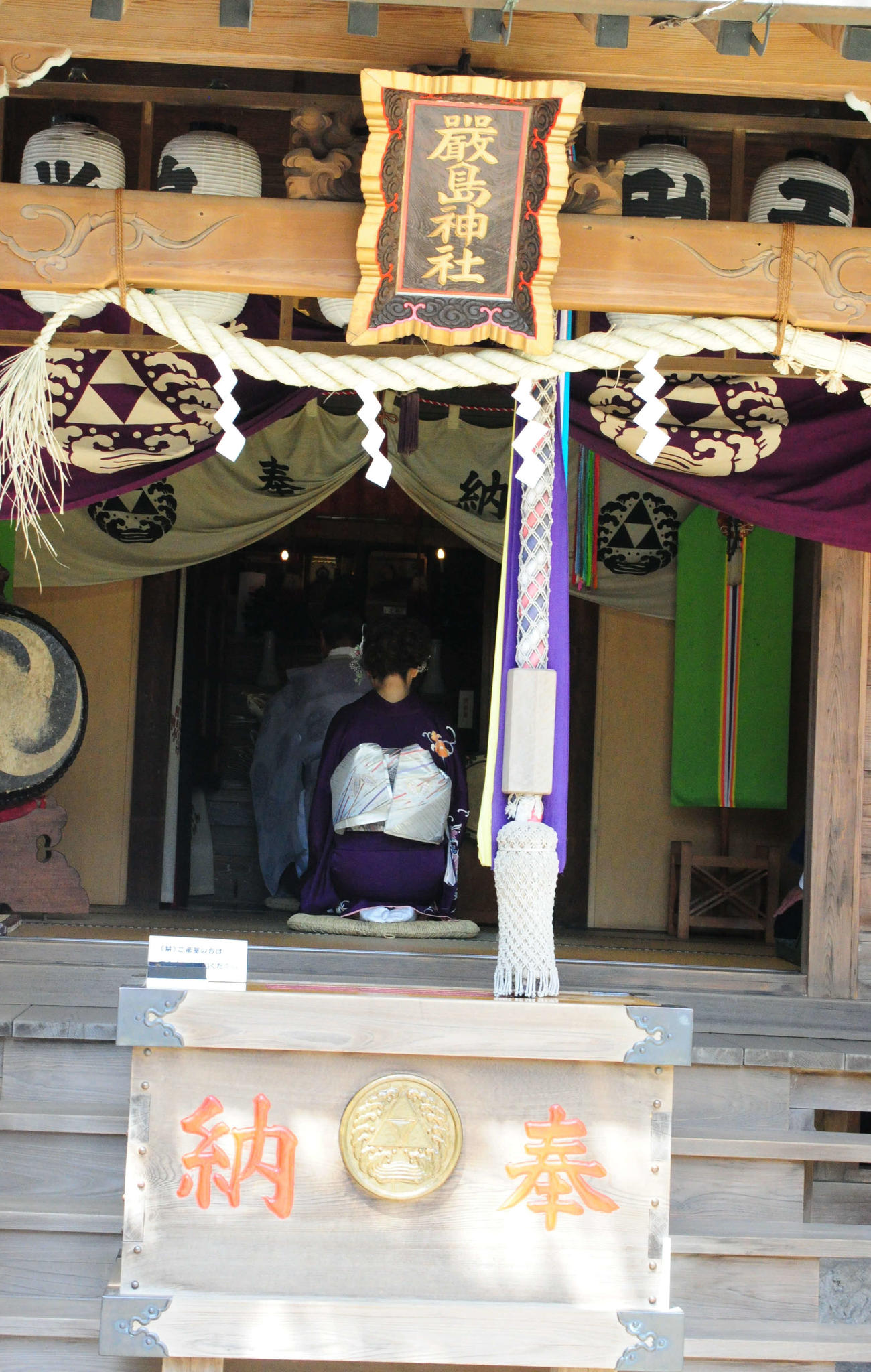 新曲「哀愁港町」のヒット祈願を行った山口ひろみ