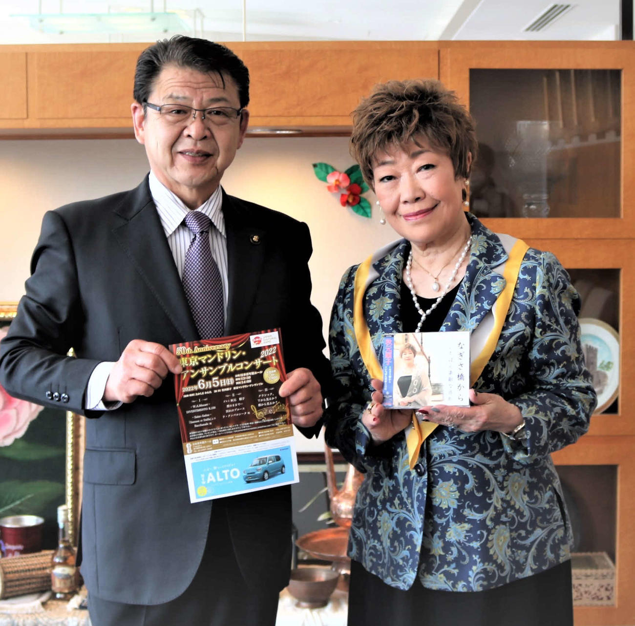 伊東市役所を表敬訪問した秋元順子と野達也市長
