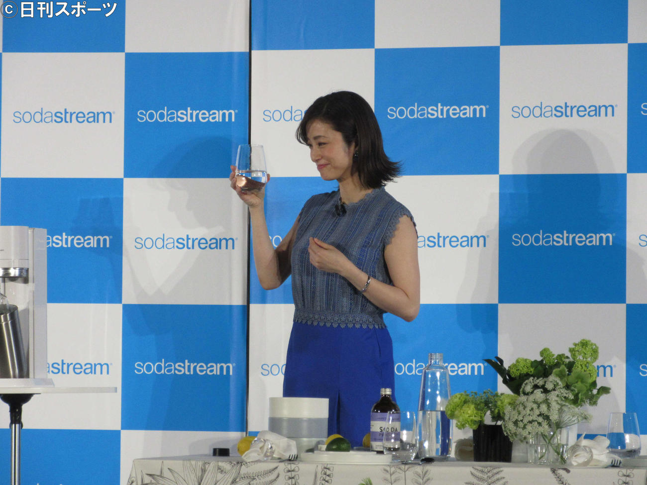 ソーダストリーム新商品発表会に出席し、自分で作った生炭酸を味わう上戸彩（撮影・加藤理沙）