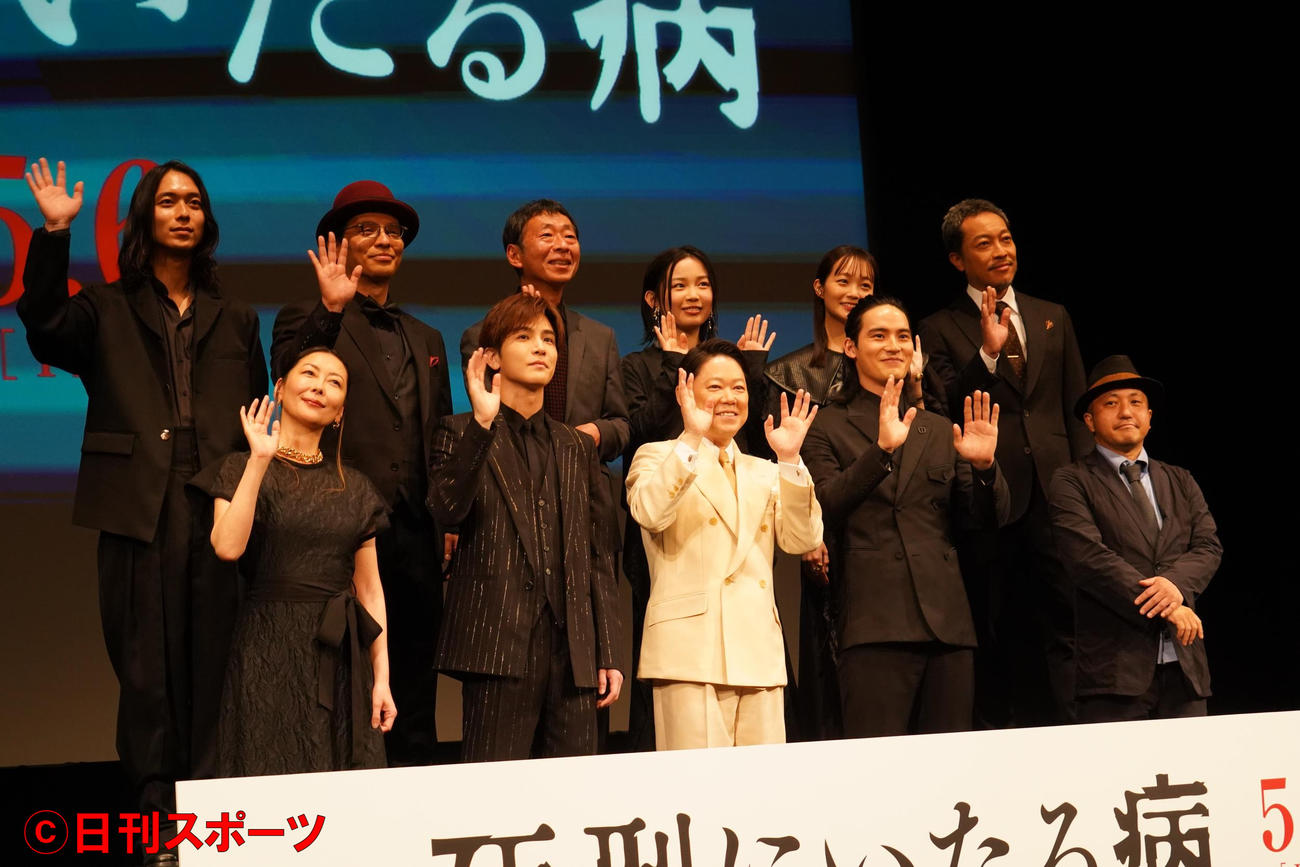 映画「死刑にいたる病」の完成披露試写会に出席した、前列左から中山美穂、岩田剛典、阿部サダヲ、岡田健史、白石和彌監督。後列左から大下ヒロト、赤ペン瀧川、鈴木卓爾、宮崎優、佐藤玲、音尾琢真（撮影・佐藤成）