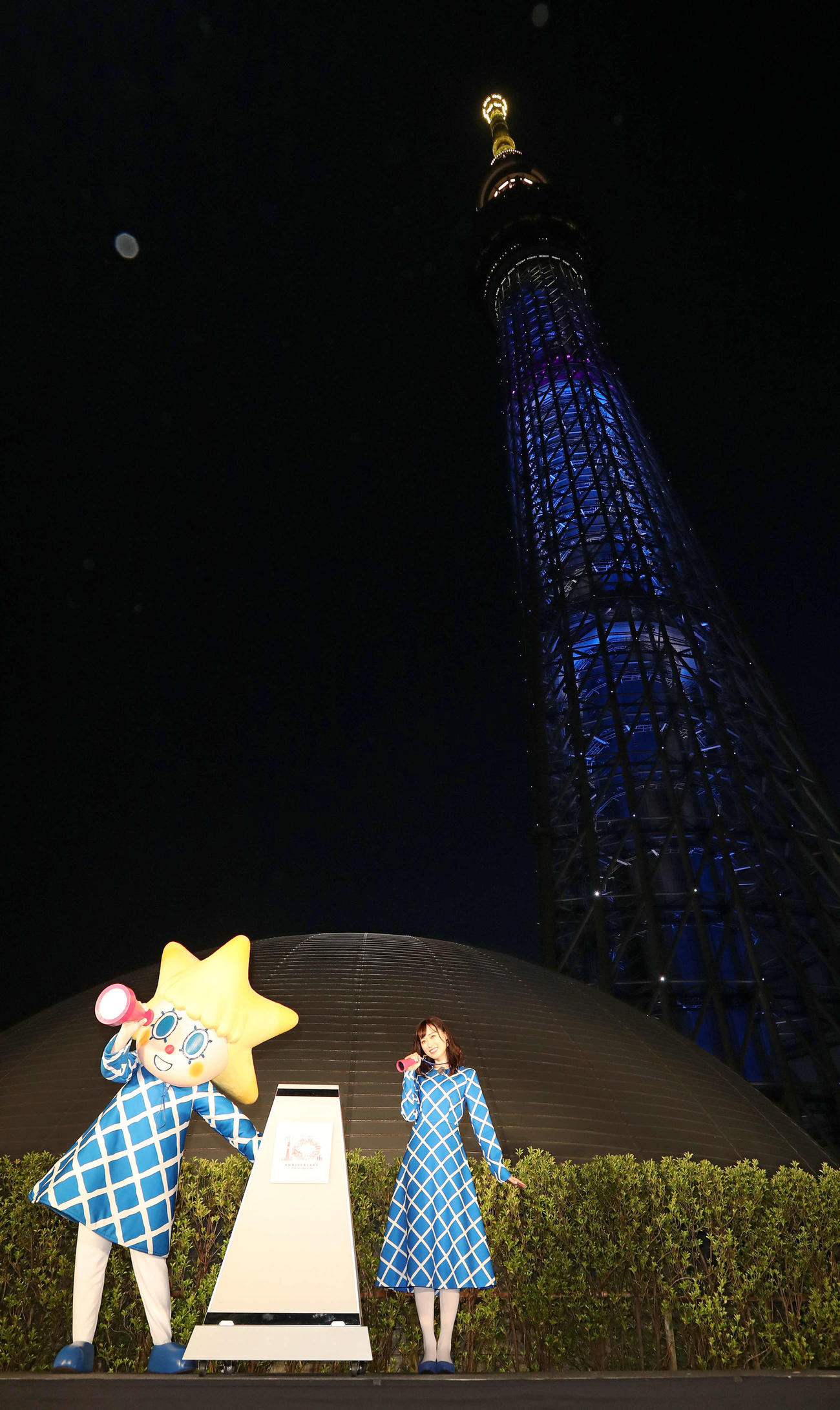 東京スカイツリーアンバサダーに就任し、点灯式を行った福原遥とソラカラちゃん（撮影・丹羽敏通）
