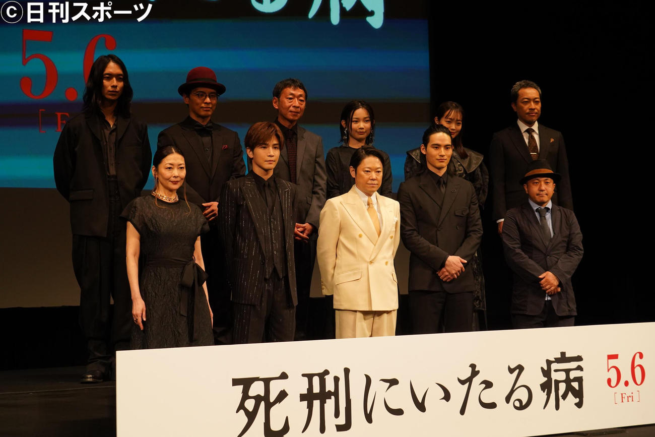 映画「死刑にいたる病」の完成披露試写会に出席した、前列左から中山美穂、岩田剛典、阿部サダヲ、岡田健史、白石和彌監督。後列左から大下ヒロト、赤ペン瀧川、鈴木卓爾、宮崎優、佐藤玲、音尾琢真（撮影・佐藤成）