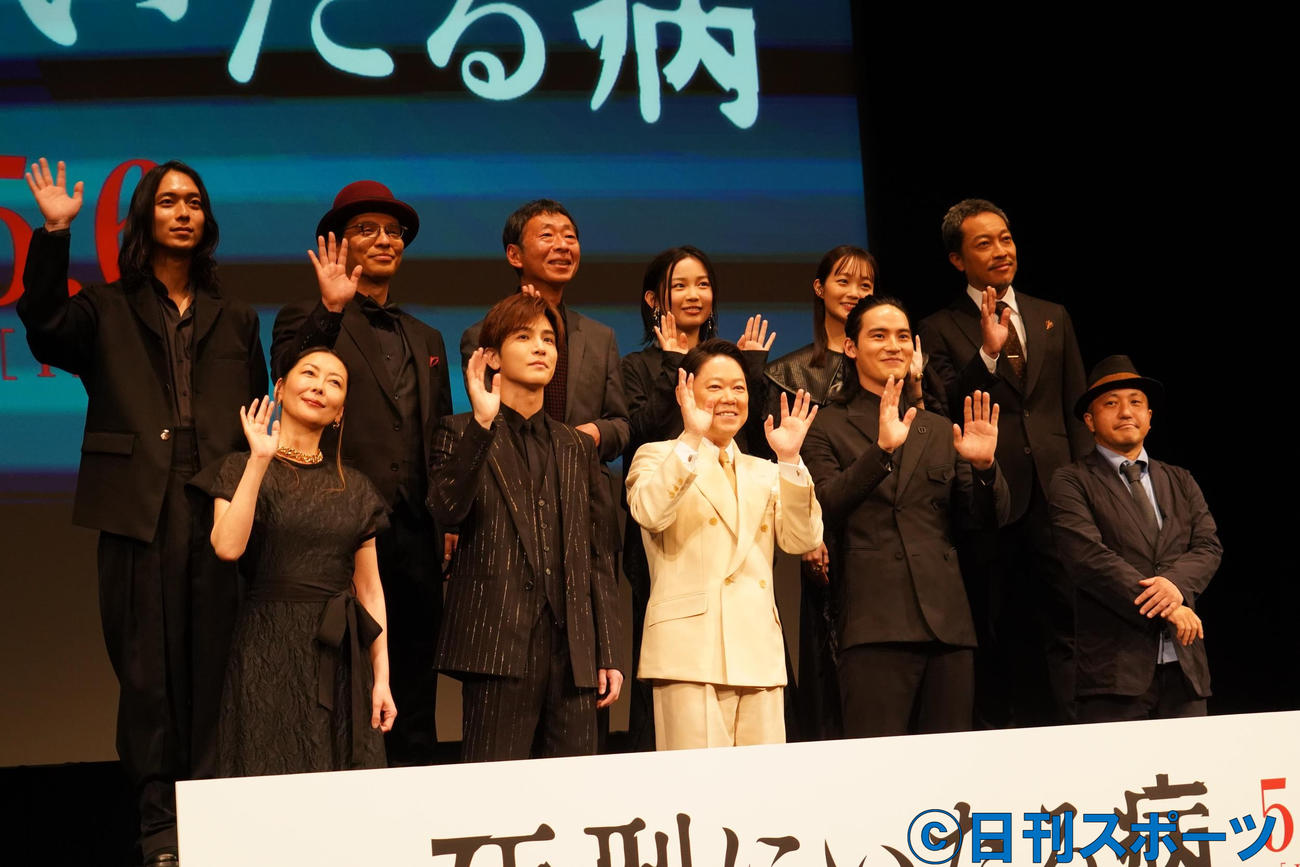 「死刑にいたる病」の完成披露試写会に出席した、前列左から中山美穂、岩田剛典、阿部サダヲ、岡田健史、白石和彌監督。後列左から大下ヒロト、赤ペン瀧川、鈴木卓爾、宮崎優、佐藤玲、音尾琢真（撮影・佐藤成）