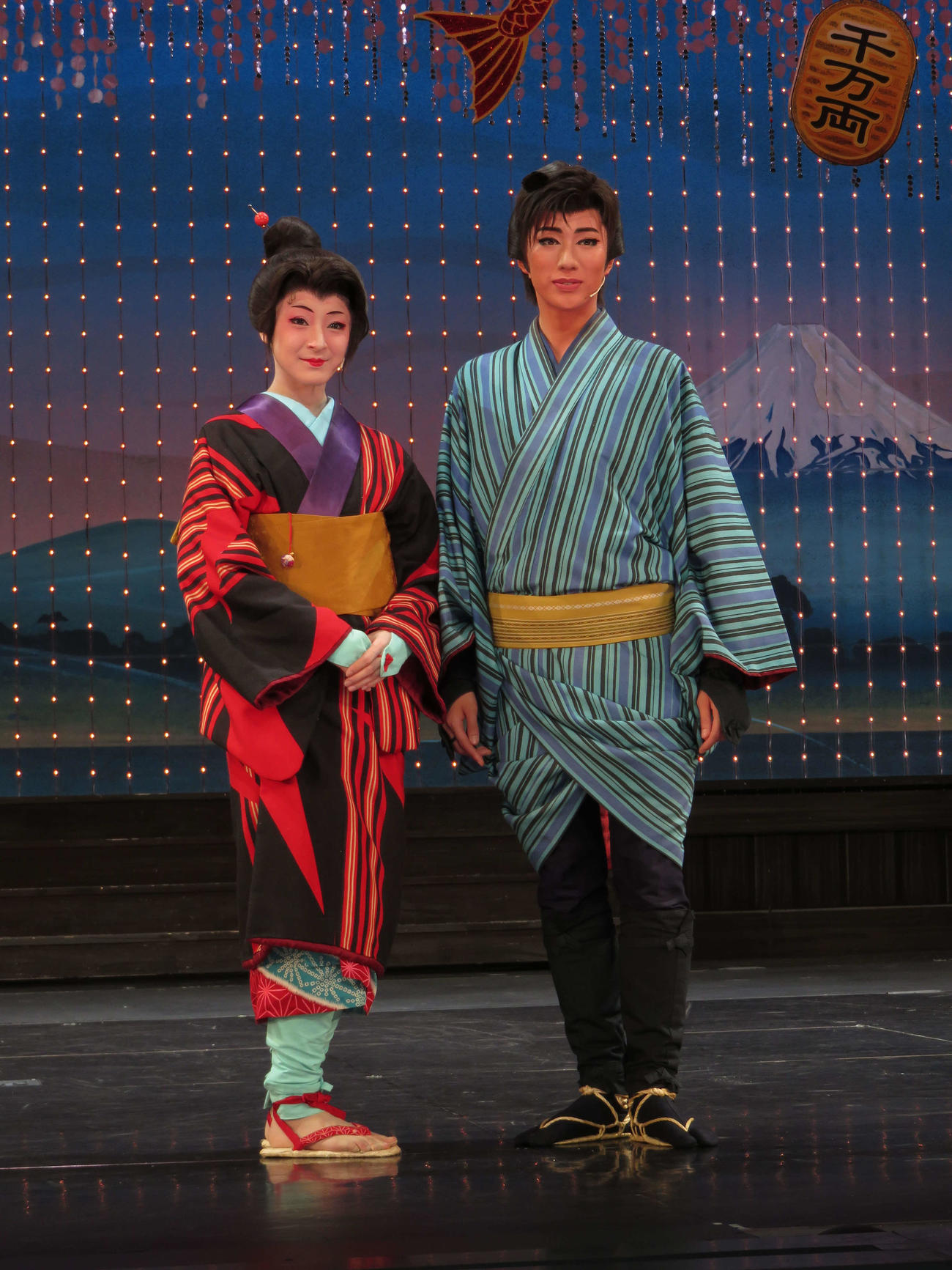 最後の新人公演でも主演した雪組若手スターの縣千（右）と、相手役ヒロインを務めた華純沙那（撮影・村上久美子）