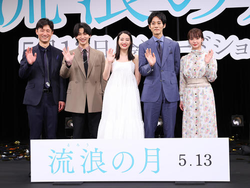 映画「流浪の月」完成披露試写会に登壇し笑顔で写真に納まる、左から李相日監督、横浜流星、広瀬すず、松坂桃李、多部未華子(撮影・垰建太)