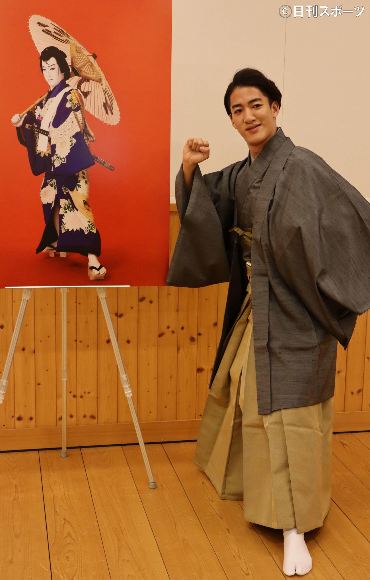 弁天小僧菊之助のスチール写真前でポーズをとる尾上右近
