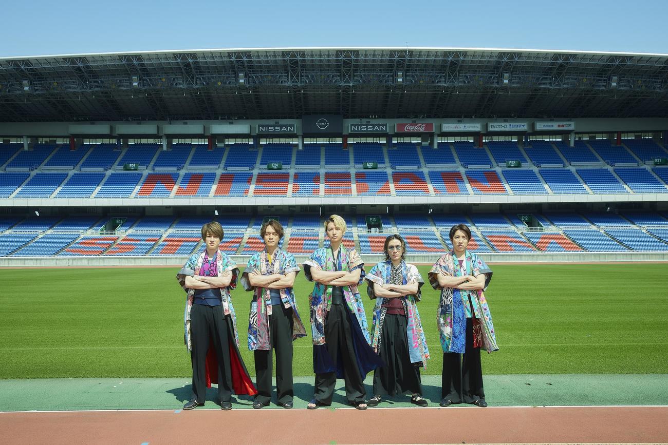 日産スタジアムに立つ関ジャニ∞。左から横山裕、丸山隆平、大倉忠義、安田章大、村上信五